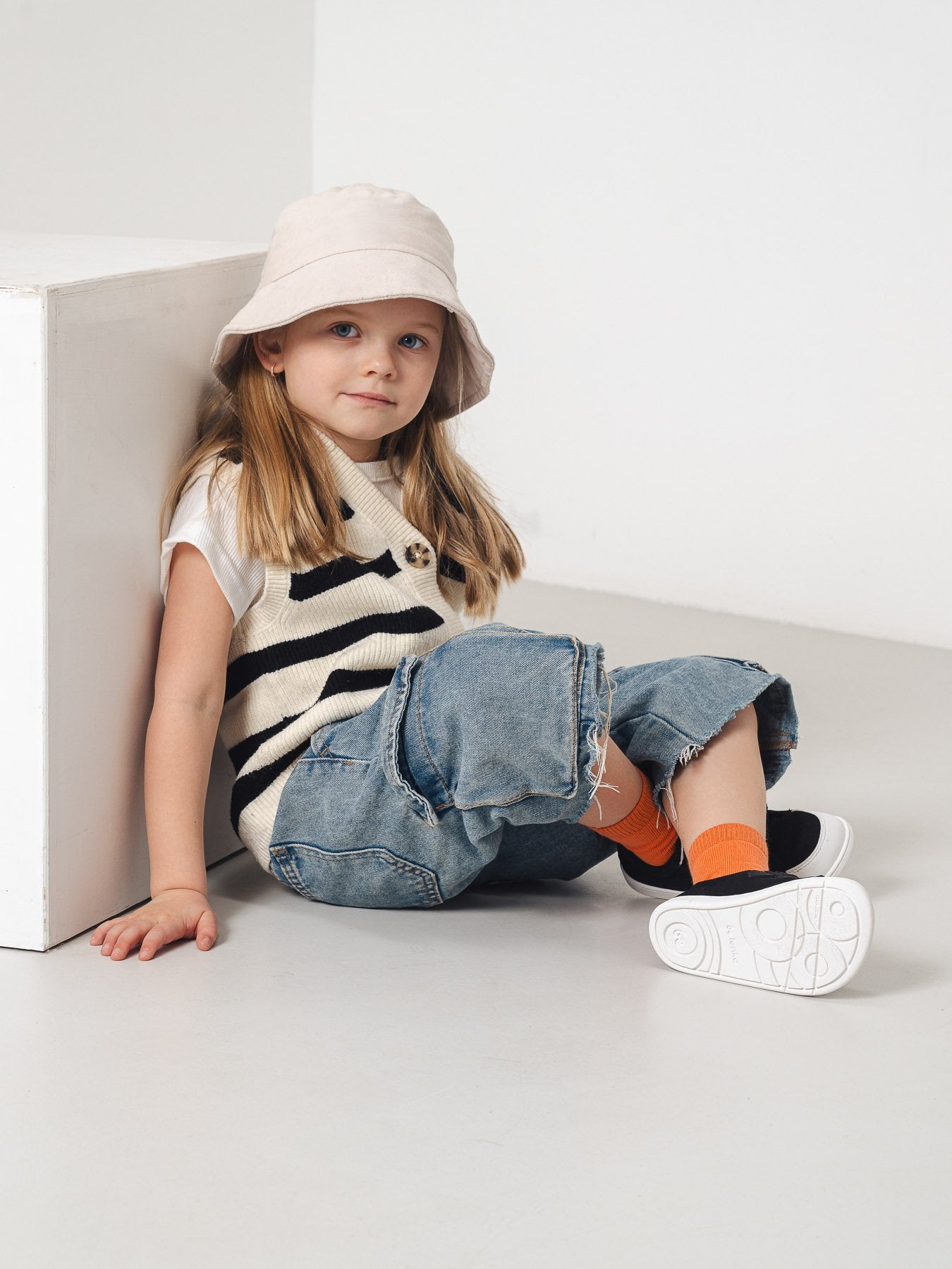 Be Lenka Canvi Preschool - Black & White